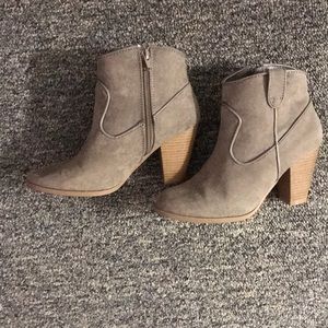 Grey boots great condition!
